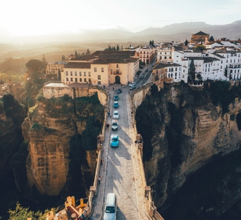 Vogelperspektive taycan in city